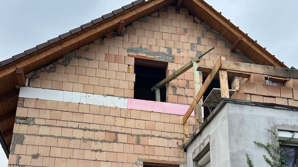 Bogyisz Generál, generálkivitelezés, homlokzati szigetelés, tetőfedés, tetőfelújítás, vakolás, színezés, gipszkartonozás, burkolás, szobafestés, mázolás, parkettázás, kőműves munkák